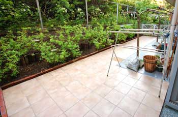 神奈川県横浜市 雑草対策 タイルテラス施工事例・庭づくり 庭工事