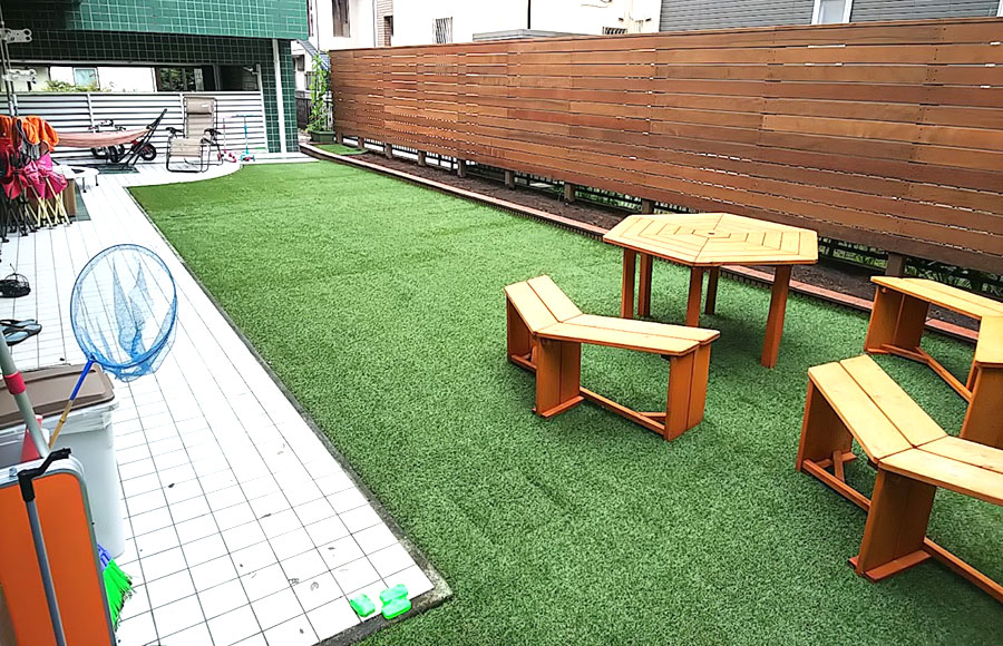 神奈川藤沢市N様邸 コンクリート舗装から天然木ウッドフェンスと人工芝生でおしゃれな温かみのあるお庭に~人工芝雑草対策,人工芝,メリット,デメリット,DIY費用,DIY施工方法,人工芝おしゃれ