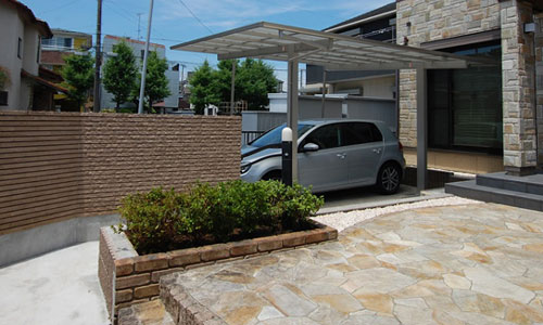 広くおしゃれに、駐車場・外構・雑草対策施工事例／外構・エクステリアのおしゃれな雑草対策リフォーム～外構,エクステリア,雑草対策,おしゃれ,リフォーム,デザイン,門柱,門扉,塀,駐車場,玄関アプローチ,フェンス,カーポート