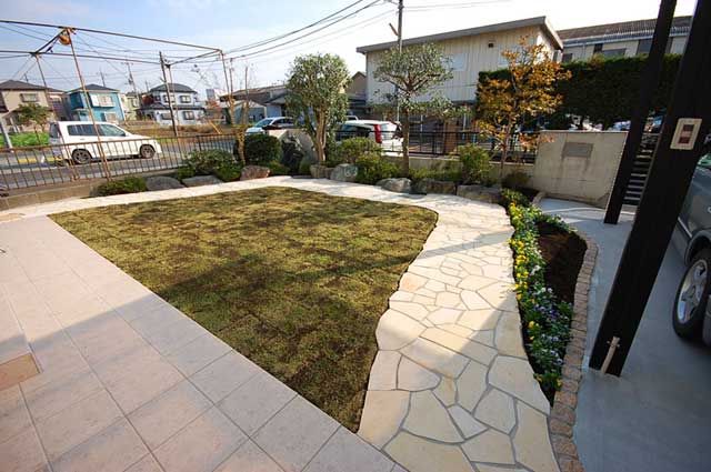 神奈川県藤沢市Ｔ様　芝生をジェラストーンで囲むデザイン 雑草対策造園　カーポート外構施工例