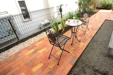 神奈川県川崎市宮前区 W様邸 雑草対策・レンガ張り施工事例