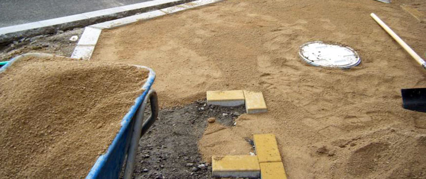 固まる土は自分でDIYできる?~庭の雑草対策に固まる土・防草砂はおすすめ?メリット・デメリットやDIY方法を解説