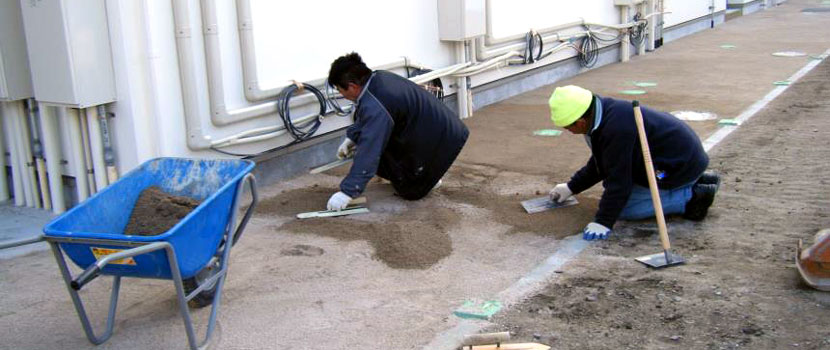 DIYと業者施工、どちらがおすすめ?~庭の雑草対策に固まる土・防草砂はおすすめ?メリット・デメリットやDIY方法を解説