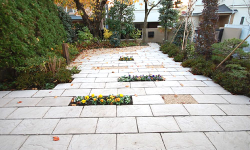 石張りで余白を活かしたおしゃれな雑草対策の庭～おしゃれな雑草対策｜外構・エクステリアを美しく整える雑草が生えないお庭づくり