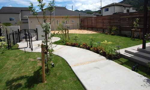 ホテルライクで高級感のあるおしゃれな雑草対策の庭～おしゃれな雑草対策｜外構・エクステリアを美しく整える雑草が生えないお庭づくり