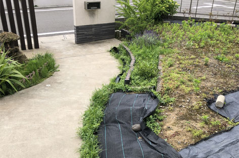 神奈川県茅ヶ崎市S様邸 施工前 花壇・植栽スペース 草が生える為シートがかけられています