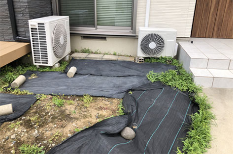 神奈川県茅ヶ崎市S様邸 施工前 花壇・植栽スペース 草が生える為シートがかけられています