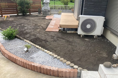 神奈川県茅ヶ崎市S様邸 施工中 花壇内 雑草対策