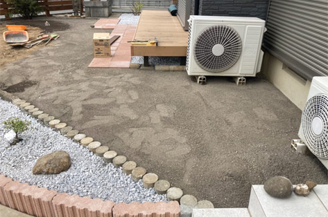 神奈川県茅ヶ崎市S様邸 施工中 花壇内 雑草対策