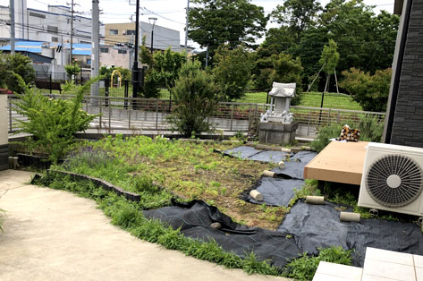 神奈川県茅ヶ崎市S様邸 施工前 土のままの庭 雑草