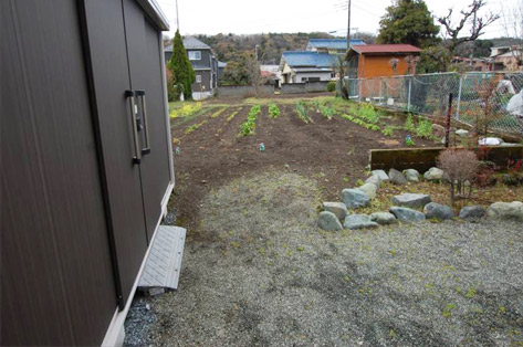 中古住宅を購入 庭に砂利が敷いてあるが、雑草が生える! 広めな庭の雑草対策 施工前