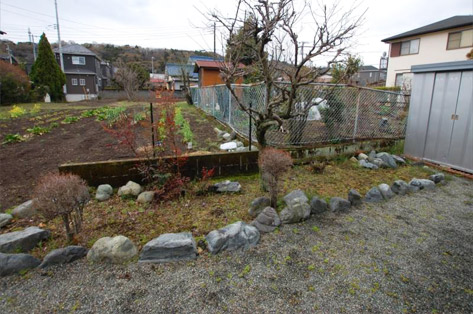 中古住宅を購入 庭に砂利が敷いてあるが、雑草が生える! 広めな庭の雑草対策 施工前