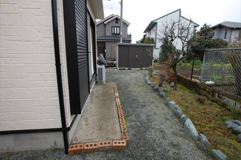 中古住宅を購入 庭に砂利が敷いてあるが、雑草が生える! 広めな庭の雑草対策 施工前