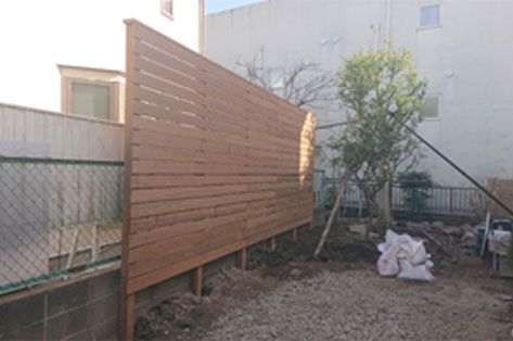 神奈川県 鎌倉市 中古物件の一軒家(住宅)を購入後の庭リフォーム・庭工事 目隠しフェンス 施工後