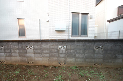 神奈川県川崎市多摩区 新築後そのままの庭 リビング前ブロック塀の様子 施工前