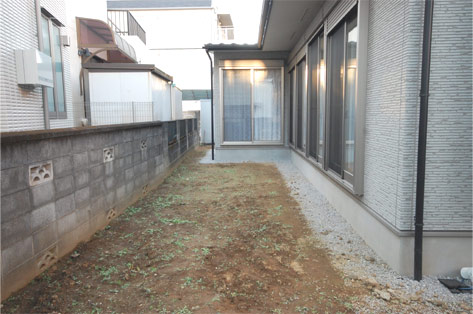 神奈川県川崎市多摩区 新築後そのままの庭 リビング前庭の様子 施工前