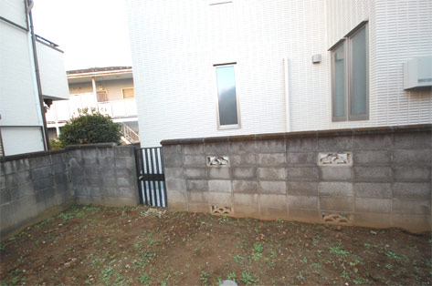 神奈川県川崎市多摩区 新築後そのままの庭 古さや圧迫感のあるブロック塀 施工前