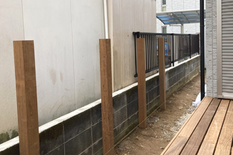 神奈川県川崎市多摩区 新築後そのままの庭 ウッドフェンス柱 施工中