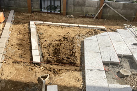 神奈川県川崎市多摩区 新築後そのままの庭 レンガで花壇や菜園スペース 施工中