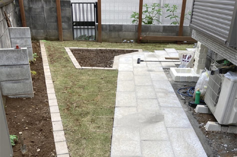 神奈川県川崎市多摩区 新築後そのままの庭 芝張り･アプローチ 施工中