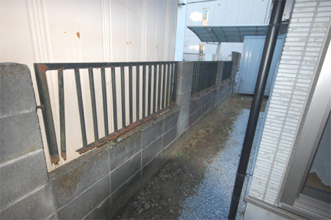 神奈川県川崎市多摩区 新築後そのままの庭 腐食した鉄製フェンス 施工前