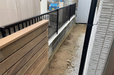 神奈川県川崎市多摩区 新築後そのままの庭 アルミフェンスに交換 施工後