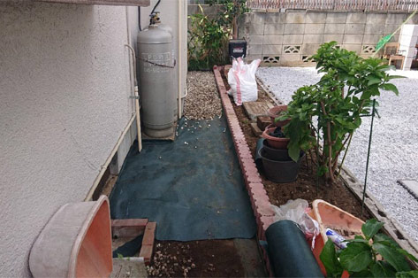 神奈川県川崎市宮前区 植栽帯と通路の見切り・雑草対策 施工中