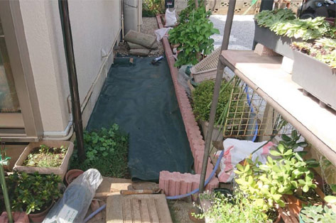 神奈川県川崎市宮前区 植栽帯と通路の見切り・雑草対策 施工中