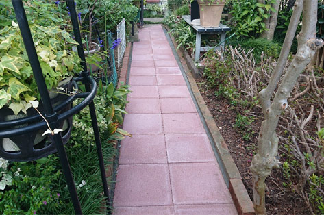 神奈川県川崎市宮前区 草木を整理・化粧平板のアプローチに 施工後