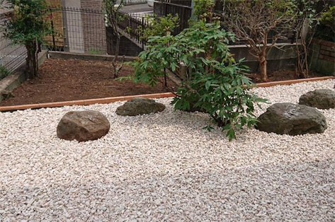 横浜市M様邸 1回目施工後・黄サビ砂利で雑草対策庭工事完成