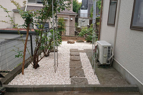 横浜市M様邸 1回目施工後・黄サビ砂利と既存の飛石を据えて