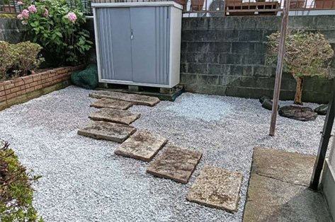 横浜市M様邸 2回目施工後・物置に既存の飛石を据えて雑草対策