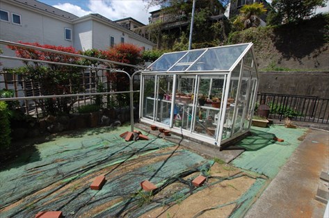 横浜市 A様邸 庭にある不要な物を整理する事で空間を広げる 施工前