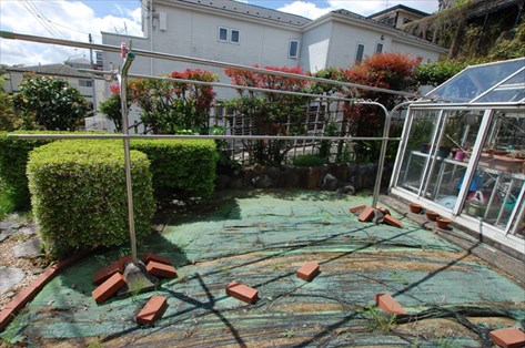 横浜市 A様邸 庭にある不要な物を整理する事で空間を広げる 施工前