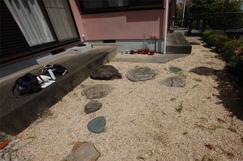 横浜市 A様邸 広いお庭を快適に!雑草対策と家庭菜園スペースの実現 施工前